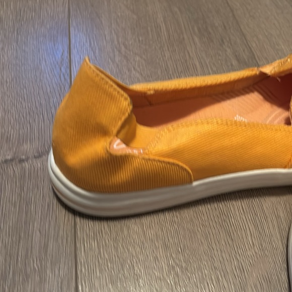 NEW Cloudsteppers by Clarks Orange Size 10 Flats - Picture 4 of 6
